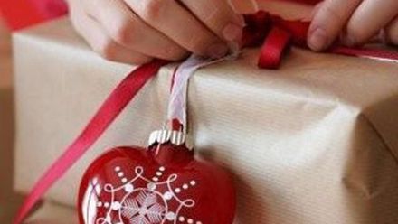 Jak zabalit lahev, knihu a "měkkouše"? Balení vánočních dárků je jednoduché