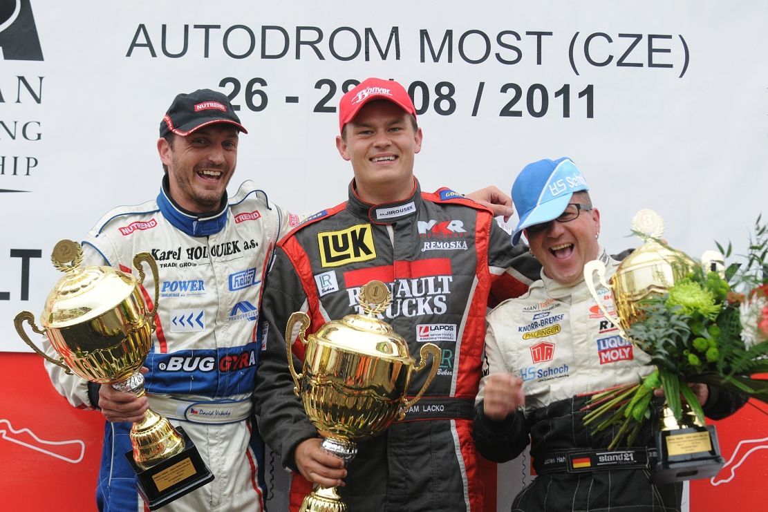 ME tahačů v Mostě: vítěz Adam Lacko, vlevo stříbrný David Vršecký, vpravo Němec Jochen Hahn