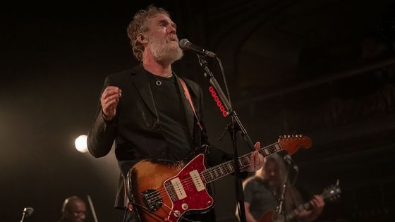 Recenze: Glen Hansard v Praze zpíval o Jiřím Černém a Malé Straně. Poděkoval Irglovým