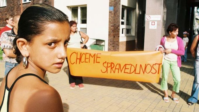 Romské ženy v srpnu demonstrovaly před nemocnicí v Ostravě-Fifejdách.
