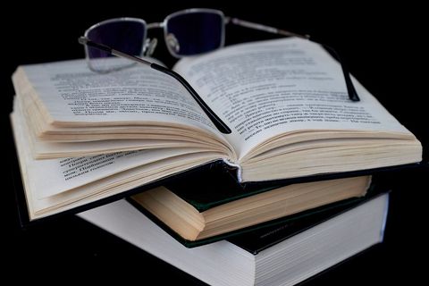 KVÍZ: Jedno slovo v názvu knihy chybí. Víte, jak se správně jmenují české romány?