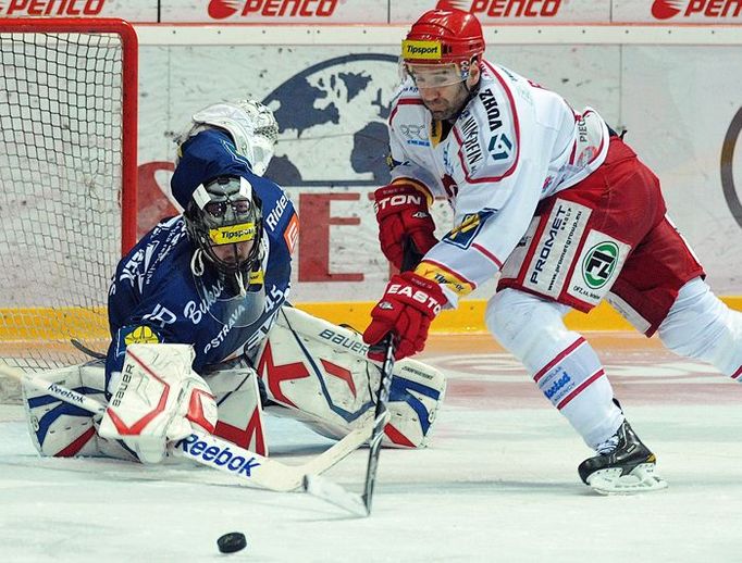 Radek Bonk se natahuje pro puk před Romanem Málkem