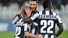 Fotbalisté Juventusu Sebastian Giovinco, Claudio Marchisio a Kwadwo Asamoah slaví gól v utkání proti Nordsjaellandem v Lize mistrů 2012/13.