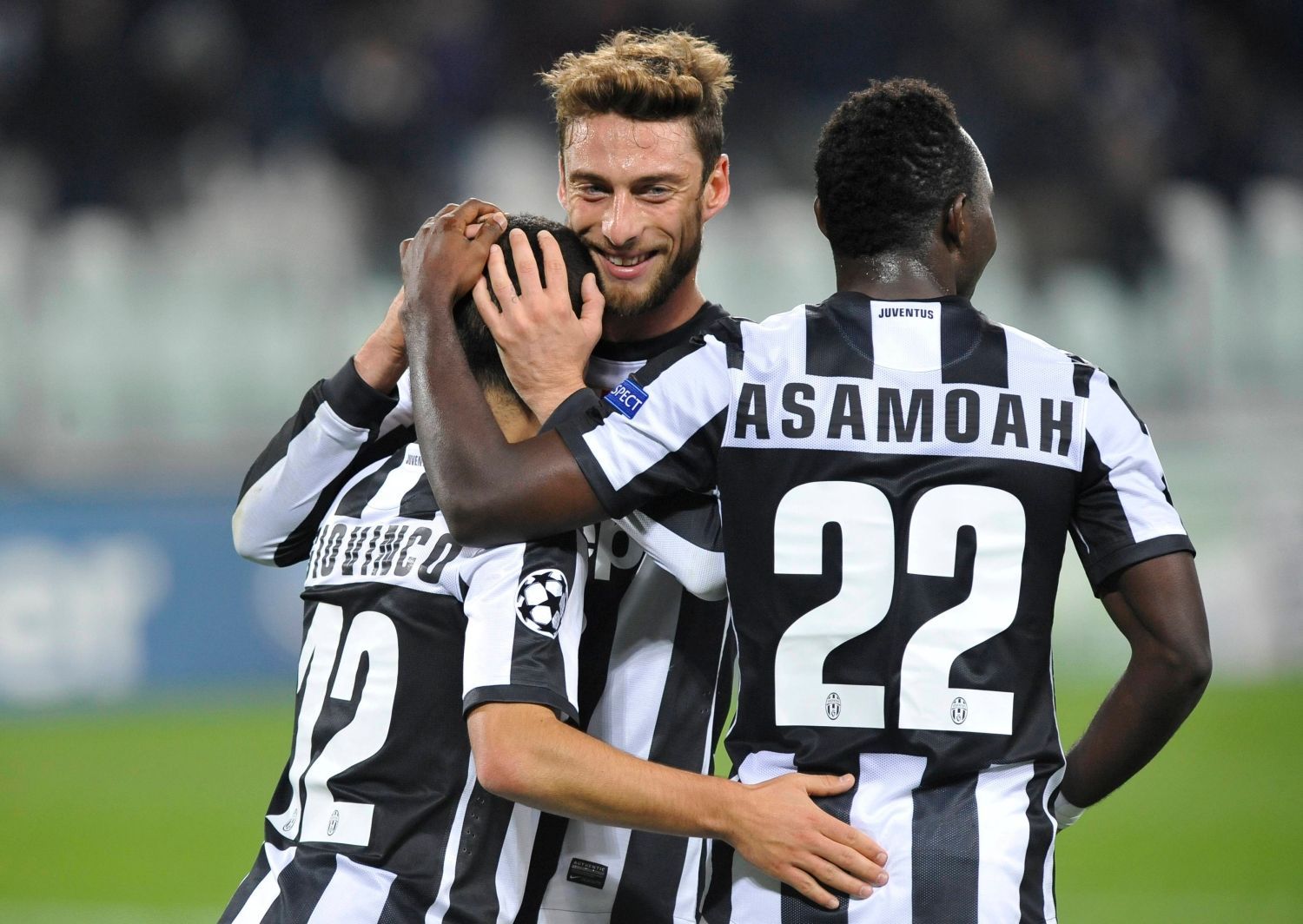 Fotbalisté Juventusu Sebastian Giovinco, Claudio Marchisio a Kwadwo Asamoah slaví gól v utkání proti Nordsjaellandem v Lize mistrů 2012/13.