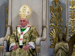Papež prý o Williamsonových výrocích neměl ve chvíli, kdy jej přijímal zpět do církve, ani ponětí