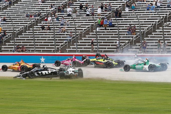 Havárie po startu závodu IndyCar XPEL 375 na oválu Texas Motor Speedway