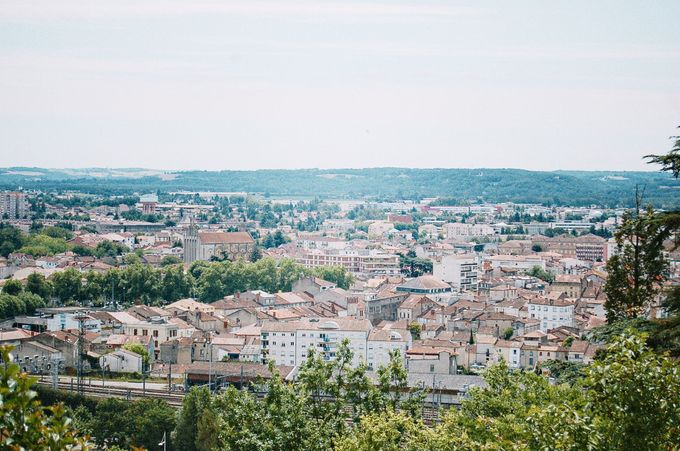 Ilustrační snímek. Panoramatický pohled na město Agen ve francouzském departementu Lot-et-Garonne, červenec 2008.