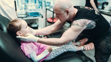 Náušnice hned po narození? Proč bychom měli nechat děti rozhodnout samy