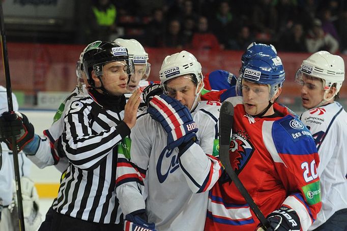 Hokejista Lva Praha Petr Vrána se tlačí v utkání KHL 2012/13 proti Novosibirsku.