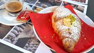 Italská snídaně - cornetto s pistáciovou náplní a káva.