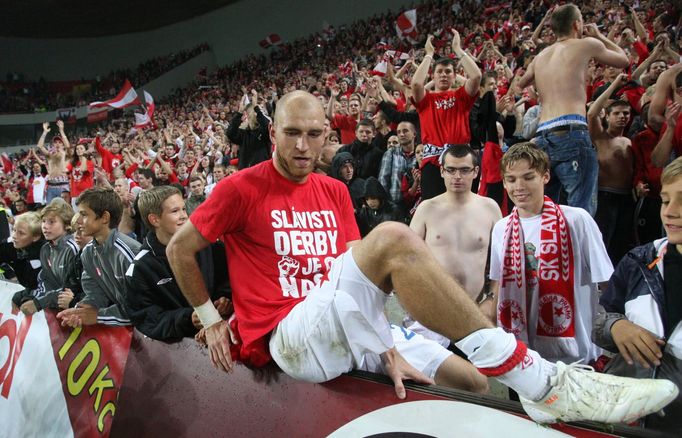 Fotbalista pražské Slavie Stanislav Vlček v utkání 9. kola Gambrinus ligy 2012/13 se Spartou.