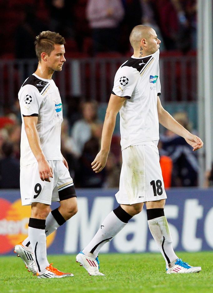 Martin Fillo a David Bystroň opouštějí zklamaně stadion.