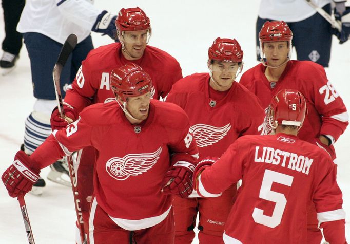 Nicklas Lidström, Johan Franzén (vlevo), Henrik Zetterberg, Jiří Hudler a Brian Rafalski (2008)