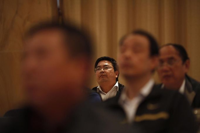 Chinese communist leaders attend a class at a communist party school called China's Executive Leadership Academy of Jinggangshan, in Jiangxi province, September 20, 2012. China has yet to announce the start date for the 18th Communist Party Congress, China's biggest political meeting in 10 years, which will see the transfer of power from President Hu Jintao and Premier Wen Jiabao to a new generation. REUTERS/Carlos Barria (CHINA - Tags: POLITICS) Published: Zář. 20, 2012, 4:34 odp.