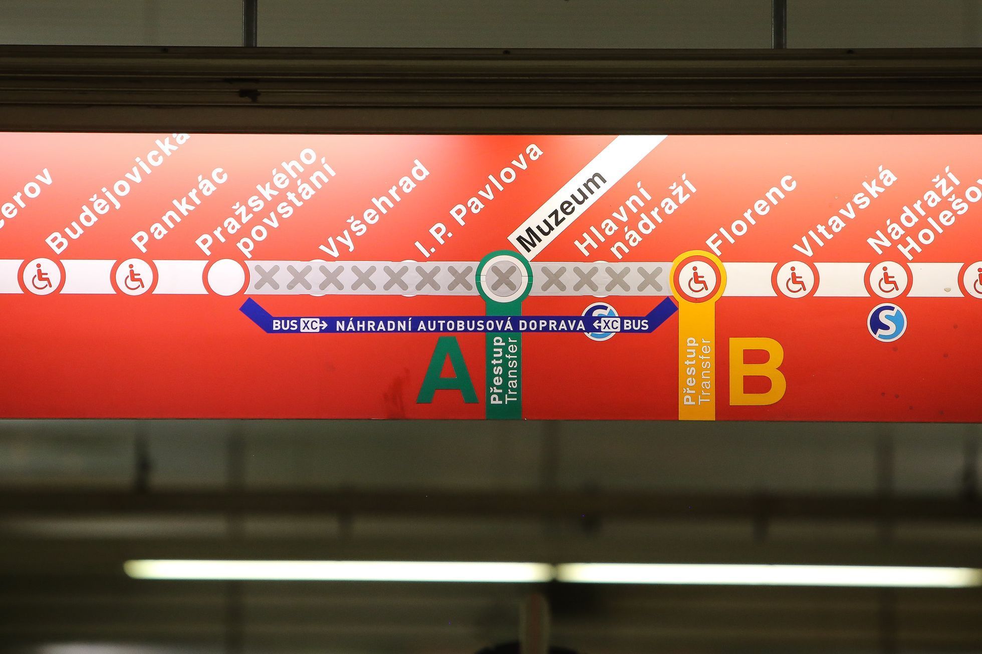 Oprava kolejnic metra mezi stanicemi Pražského povstání a Florenc