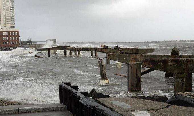 Zbytky pobřežního mola, které v Atlantic City zničila bouře Sandy.