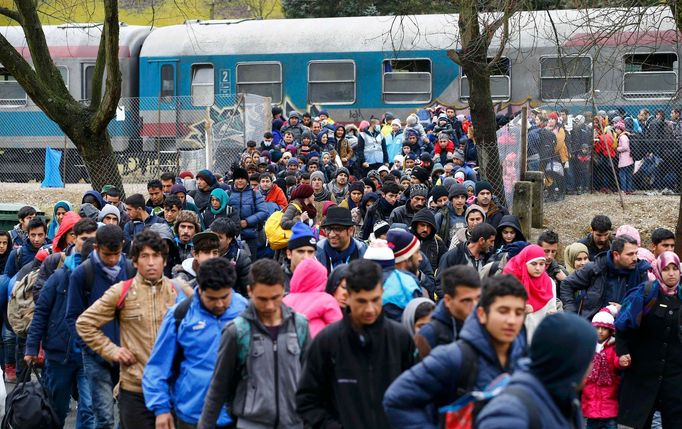 Uprchlíci ve slovinské vesnici Sentilj u hranic s Rakouskem. Vídeň omezila vyřizování žádostí o azyl na 80 denně, Slovinci tvrdí, že jejich maximum je 580.