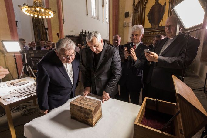 Kardinál Dominik Duka (zcela vlevo) si prohlíží právě vyzvednutou schránu s domnělými ostatky Jindřich Libraria (červen 2019).