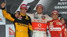 První stupně vítězů Robert Kubica (vlevo) pro Renault vybojoval v Austrálii. Dojel druhý za vítězným Jensonem Buttonem (uprostřed) a před Fernandem Alonsem.