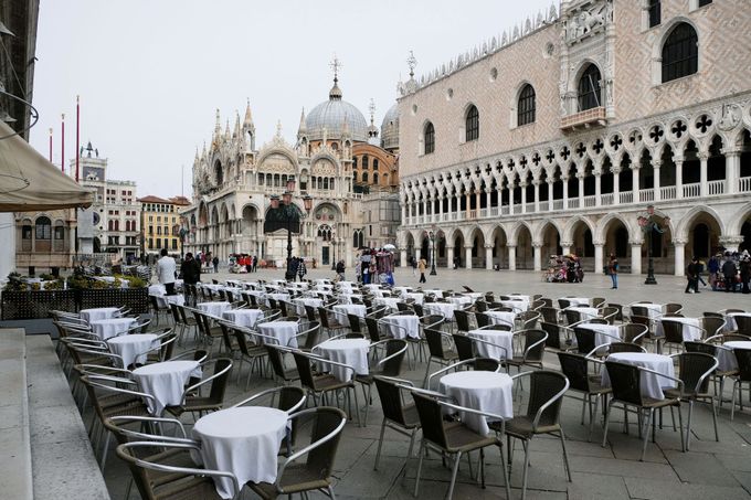 Prázdné náměstí v Benátkách.
