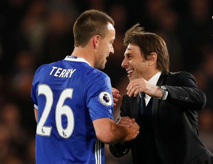 Dva pilíře Chelsea. Antonio Conte slaví společně se stoperem Johnem Terrym