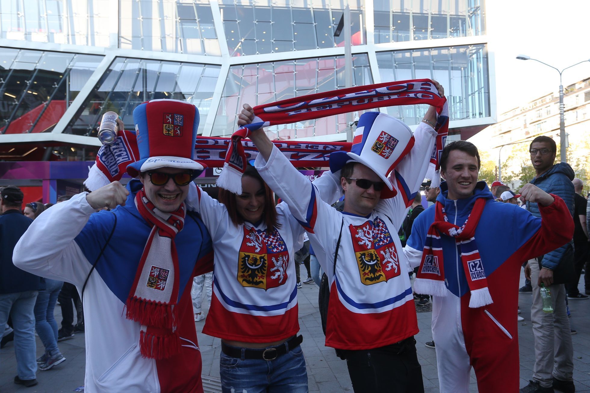 Čeští fanoušci před zápase se Švédskem na MS 2019