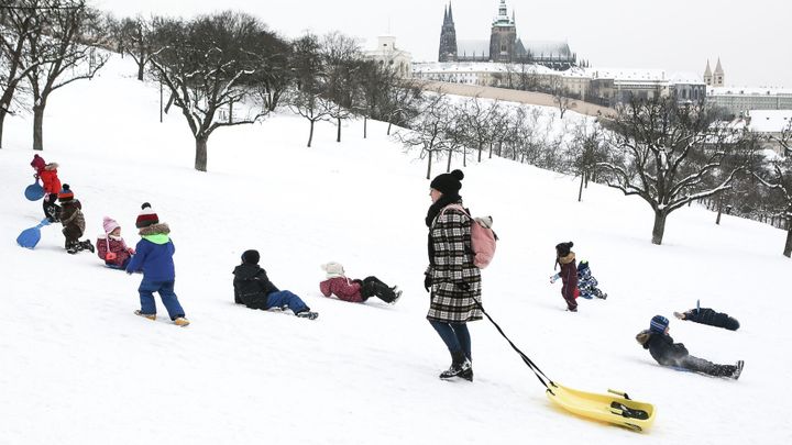 Vyhláška zakazující sáňkování na většině Petřína neplatí, na místě přibydou cedule