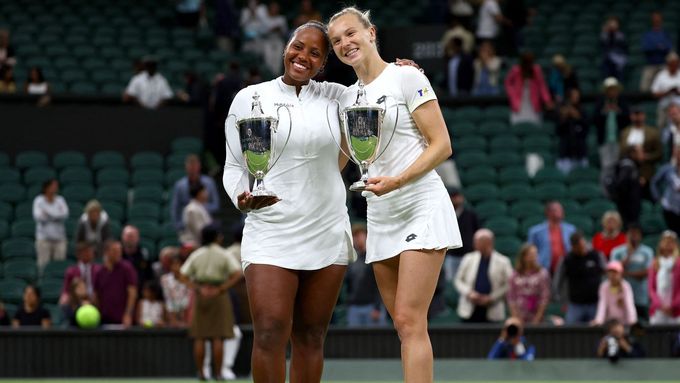 Taylor Townsendová a Kateřina Siniaková po triumfu na Wimbledonu.