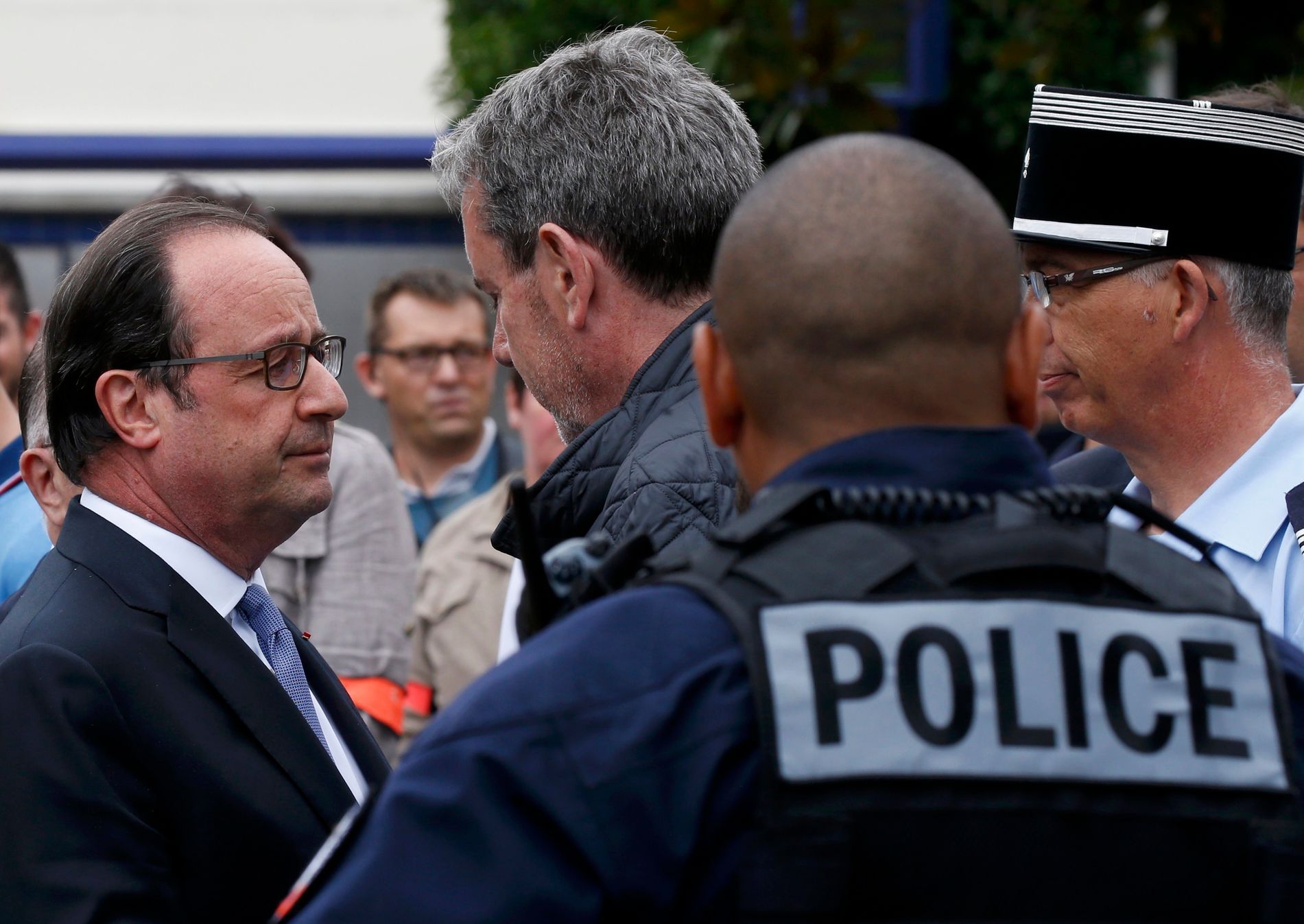 Francouzský prezident Hollande hovoří s policisty před místem úterního útoku