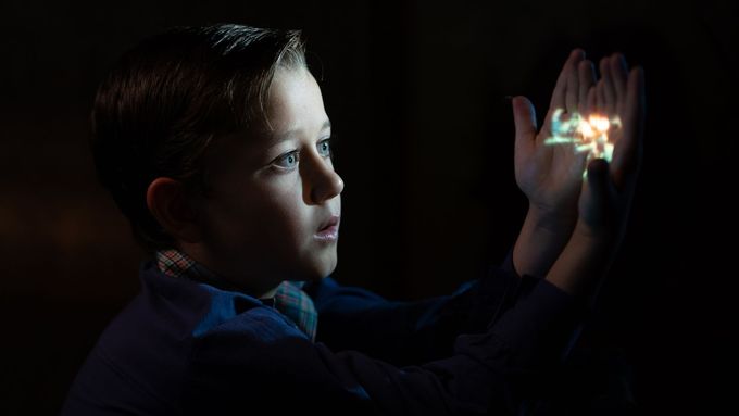 Malý Sammy hraný Mateem Zoryonem Francisem-DeFordem natočí s modely srážku vlaků a záběry si promítá na vlastní dlaně.