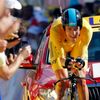Britský cyklista Bradley Wiggins jede během deváté etapy Tour de France 2012.