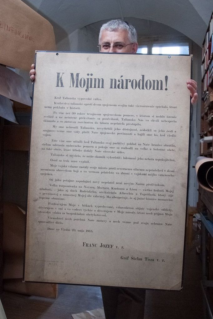 ... a vývěsní listiny. Toto je například originální vývěska, která veřejnost v roce 1914 informovala o vyhlášení války.