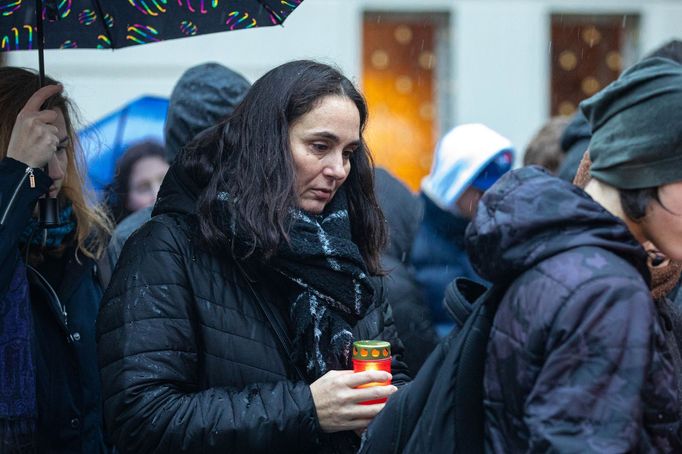 Pietní místo u Karolina 22. prosince, kam lidé po střelbě na Filosofické fakultě nosí květiny a svíčky.