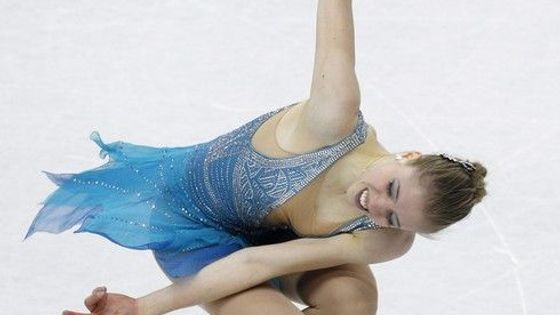 Obrazem: Krasobruslařky bojují o zlato. Ukázaly půvab, radost i smutek