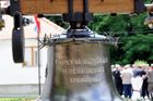 Srbsko, klášter sv. Jiří v Čelije: zvon věnovaný českým ministerstvem obrany na památku obětí 9. divize pražské. Snímek je z roku 2013, kdy byl zvon pokřtěn. Jen v kostnici pod klášterem jsou uloženy ostatky 3500 vojáků.