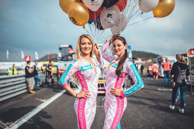 ME tahačů Most 2018: grid girls Buggyry