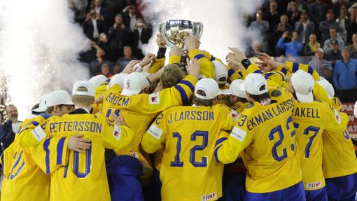 Švédští hokejisté slaví vítězství ve finále MS 2018
