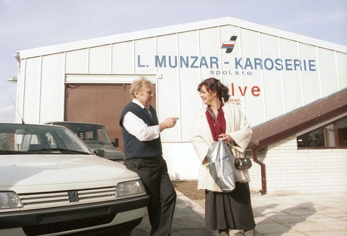 Herec Luděk Munzar, toho času majitel prodejny "L. Munzar - karoserie", s manželkou Janou Hlaváčovou, Jesenice, Horní Jirčany, 1992.