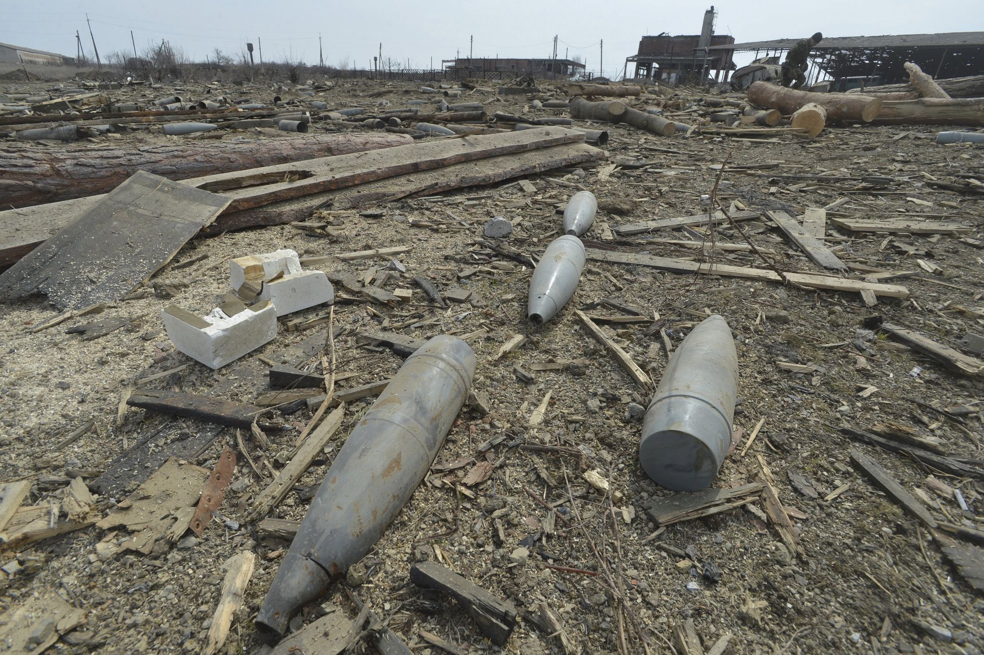 Ukrajinští sapéři kontrolují nevybuchlou munici nedaleko Doněcka.