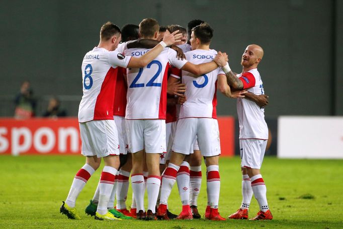 Fotbalisté Slavie se radují z gólu v síti Maccabi