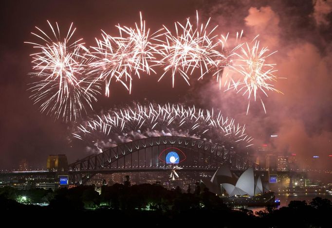 Tradiční australská momentka. Novoročním ohňostroj nad operou v Sydney.