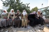 Ženy v Ercis oplakávají své příbuzné, kteří zemětřesení nepřežili.