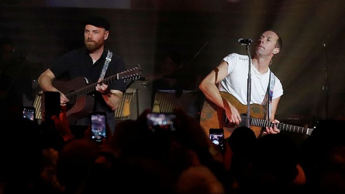 Kytarista Jonny Buckland a zpěvák Chris Martin z Coldplay tento týden na koncertu v Londýně.