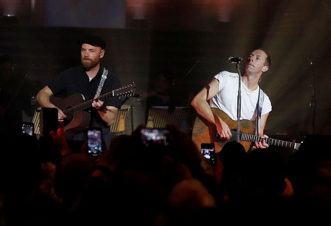 Kytarista Jonny Buckland a zpěvák Chris Martin z Coldplay tento týden na koncertu v Londýně.