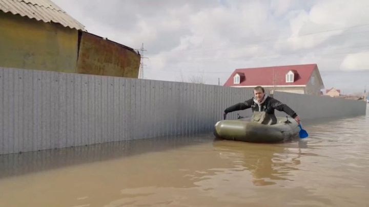 Povodně v Rusku neustávají. Sousední Kazachstán evakuoval téměř 100 tisíc lidí