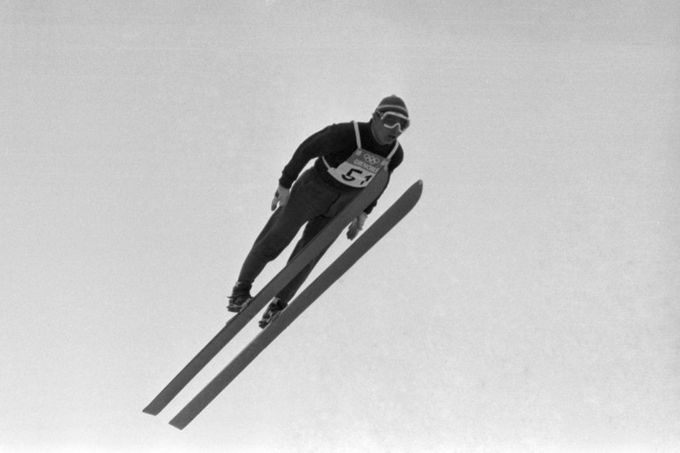 1968 Skoky na lyžích z 90 m můstku (St. Nizier) na ZOH v Grenoble. Na sn. čs. reprezentant Jiří Raška při skoku - stříbrná medaile.