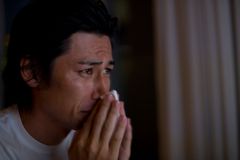 Plačící seance učí Japonce vyjadřovat emoce. Slzy jim u dojemných filmů otírá pohledný mladík