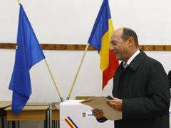 Rumunský prezident Traian Basescu má blízko k Liberálně-demokratické straně. Na fotce je ve volební místnosti v Bukurešti