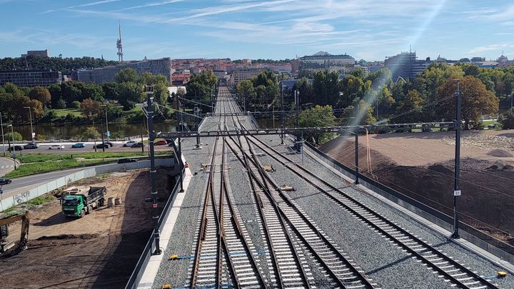 V sídle Správy železnic zasahují kriminalisté, v hledáčku mají zakázku z Pardubic; Zdroj foto: Jaroslav Synčák