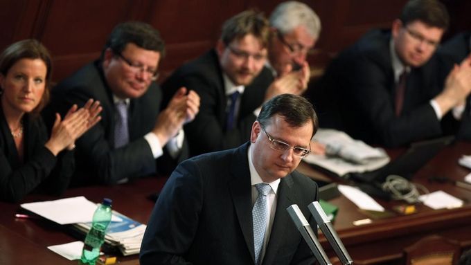 Premiér Petr Nečas a jeho vládní tým ve sněmovně. Snímek z 27. dubna.